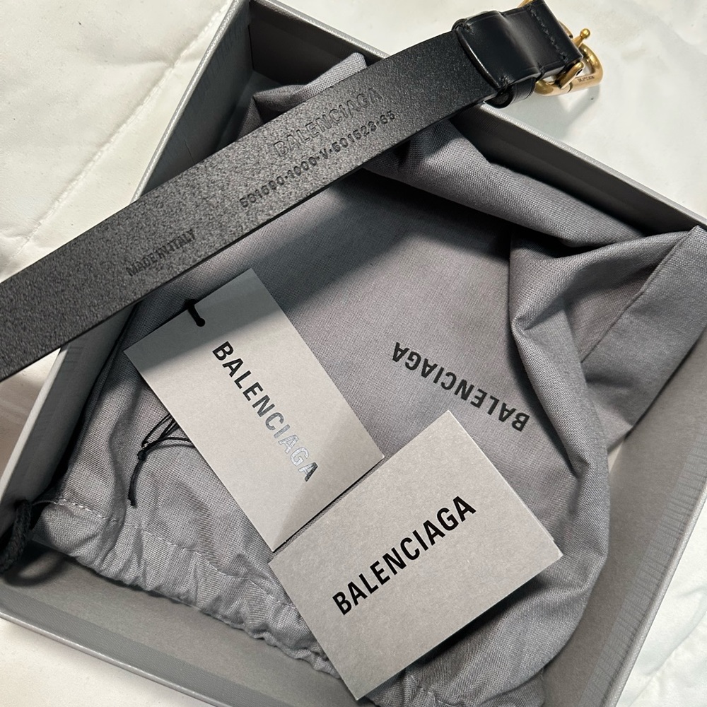 100% Authentic Balenciaga BB Leather Belt size 65. Comes with original box/tags - Picture 2 of 4